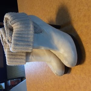 Jennifer Lopez cream knit top boots size 9 1/2
